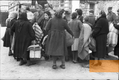 Image: Ioannina, March 25, 1944, A group of Jewish women and children boarding the deportation truck, Bundesarchiv Koblenz