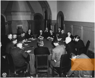 Bild:Jalta, 1945, Die alliierten Außenminister und ihre Mitarbeiter bei einer Besprechung, National Archives and Records Administration, gemeinfrei