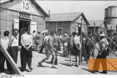 Image: Beaune-la-Rolande, 1941, Prisoners at the camp, Bundesachiv, Bild 101I-250-0939-04A