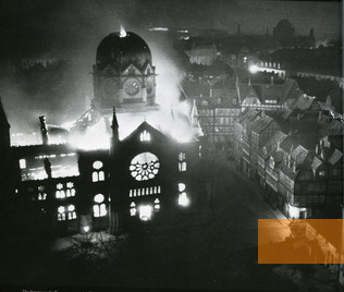 Image: Hanover, 1938, The burning synagogue, Historisches Museum Hannover, HAZ-Hauschild-Archiv, Foto: Wilhelm Hauschild