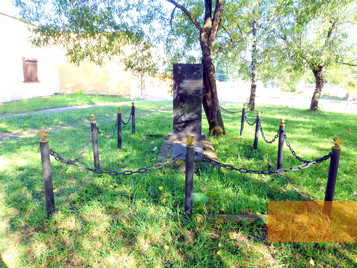 Bild:Boryslaw, 2012, Gedenkstein zur Erinnerung an den ehemaligen jüdischen Friedhof, Klaus Hasbron-Blume