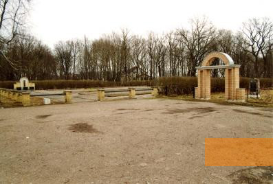 Image: Yurburg, 2009, The memorial and the reconstructed entrance gate at the Jewish cemetery, Stiftung Denkmal