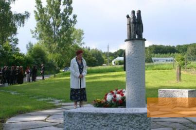 Image: St. Pantaleon, 2004, The survivor Rosa Winter at the memorial site, Verein Erinnerungsstätte Lager Weyer, Inge Widauer