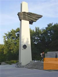 Image: Berlin, 2009, Concrete column and bronze bunting, Thomas Herrmann, Berlin