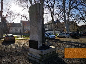 Image: Sopron, 2019, Rear view of the holocaust memorial with the Synagogue in the background, Reiner Fabian