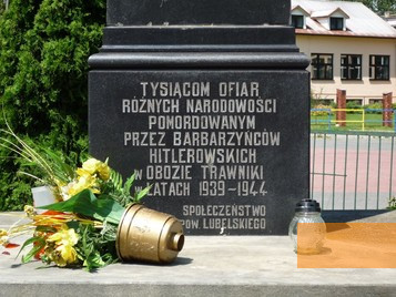 Bild:Trawniki, 2009, Die alte Inschrift auf dem Sockel des Denkmals, Tomasz Kowalik