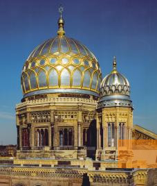 Image: Berlin, undated, The reconstructed domes of the New Synagogue, Stiftung Neue Synagoge Berlin – Centrum Judaicum, Margit Billeb
