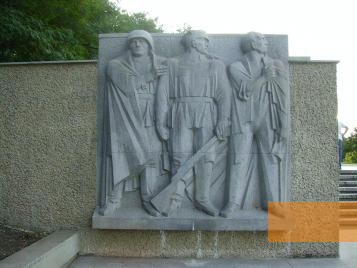 Image: Berlin, 2009, Relief depicting a Soviet soldier, a soldier of the Armia Ludowa and a German anti-Fascist, Thomas Herrmann, Berlin