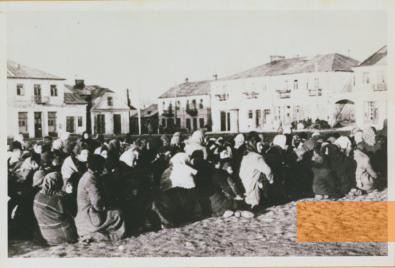 Image: Międzyrzec Podlaski, 1942, Jews have to wait for hours on the main square prior to deportation, Staatsarchiv Hamburg, 213-12 Staatsanwaltschaft Landgericht - Nationalsozialistische Gewaltverbrechen, Nr. 21, Bd. 45