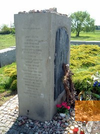 Bild:Jedwabne, 2008, Polnische und hebräische Inschrift am Gedenkstein, PeterCub: www.flickr.com/photos/petercub