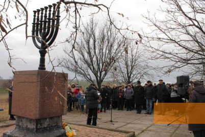 Bild:Agrobaza, o.D., Gedenkveranstaltung am Denkmal »Menorah«, Mariupolskaja ewrejskaja obschtschina