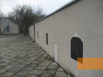 Bild:Memel, 2011, Gedenkwand mit Grabsteinen, Stiftung Denkmal