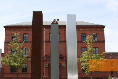Bild:Berlin-Rummelsburg, 2015, Die drei Stelen symbolisieren die drei verschiedenen Epochen der Geschichte Rummelsburgs, Stiftung Denkmal
