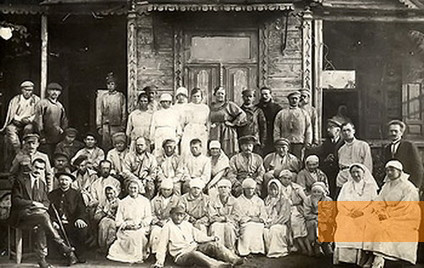 Bild:Minsk, vermutlich 1920er Jahre, Patienten und Personal des Krankenhauses Nowinki, mentalhealth.by