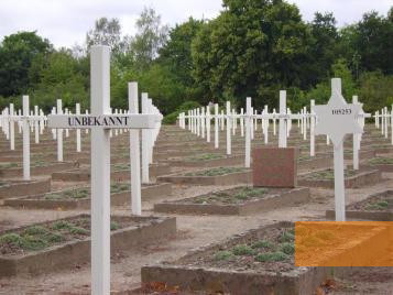 Bild:Gardelegen, 2006, Friedhof für die Opfer des Massakers, Thomas Herrmann, Berlin