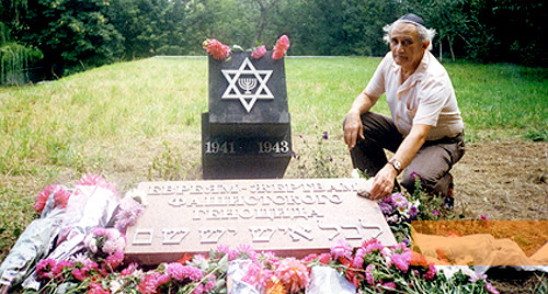 Bild:Taganrog, 8. Mai 2000, Denkmal für die in der »Petruschina-Schlucht« ermordeten Juden, Nautschno-proswetitel'skij Zentr »Holocaust«, N. Smorodina