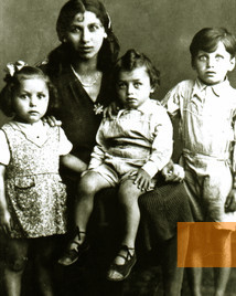 Bild:Stettin, etwa 1941, Elisabeth Emmler mit ihren Kindern – alle 1943 in Auschwitz-Birkenau ermordet, Privatfoto/Dokumentationszentrum