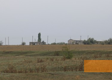 Bild:Bogdanowka, 2012, Links die Ruine eines Schweinestalls, Stiftung Denkmal