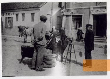 Bild:Garsden, 1940, Juden am Marktplatz ein Jahr vor dem deutschen Einmarsch, George Birman