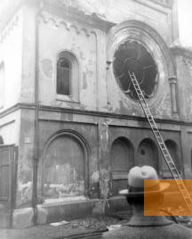 Image: Munich, 1938, The burned down synagogue on Herzog-Rudolf-Straße following »Kristallnacht«, Yad Vashem