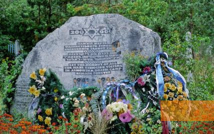 Bild:Lemberg, 2004, Denkmal für die Opfer des Lagers Janowska, Ilja Kabantschyk
