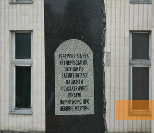 Bild:Kiew, 2008, Inschrift auf dem Denkmal für die ermordeten Patienten, Elena Kuzmin
