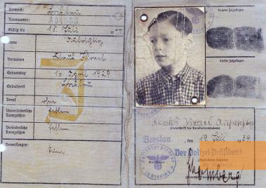 Bild:Breslau, 1939, Vom Polizeipräsidenten ausgestellte Kennkarte für den zehnjährigen Klaus »Israel« Aufrichtig, Kenneth James Arkwright