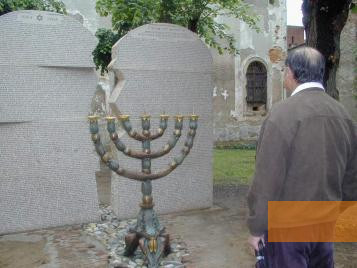 Bild:Groß-Kanizsa, o.D., Holocaustdenkmal im Innenhof der Synagoge, Stiftung Denkmal