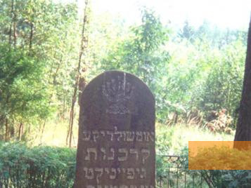 Bild:Welonen, 2004, Menora auf dem hebräischen Gedenkstein, Muzejs »Ebreji Latvijā«
