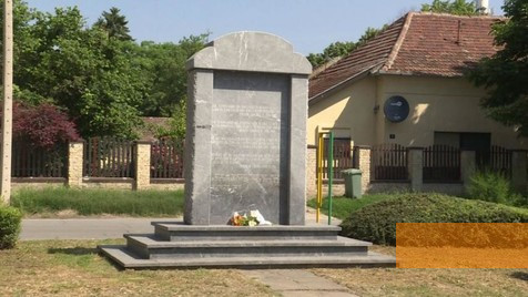 Bild:Subotica, 2019, Gedenkstein für die Opfer des Ghettos in der Pal-Pap-Straße, Magyar Nemzeti Tanács