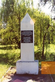 Bild:Baranowitschi, 2004, Obelisk auf dem ehemaligen jüdischen Friedhof, Stiftung Denkmal