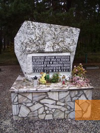 Bild:Küstrin, 2009, Gedenkstein auf dem Friedhof, www.tourist-info-kostrzyn.de