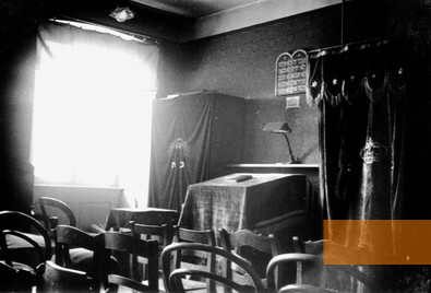 Bild:Breisach, März 1939, Nach der Zerstörung der Synagoge wurde ein Raum im Gemeindehaus als Gebetssaal benutzt, Gedenk- und Bildungsstätte das Blaue Haus