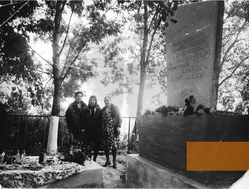 Bild:Aleksandrowka, o.D., Aktivistin und Angehörige der Opfer beim Denkmal kurz nach seiner Einweihung, Tschalora Karat