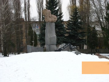 Bild:Pryluky, 2012, Denkmal am Massenerschießungsort hinter dem Gefängnis, jewua.org, Chaim Buryak 