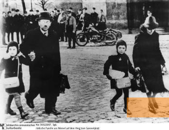 Bild:Memel, 1939, Die Familie des Druckereibesitzers Aron Puhn bei der Flucht aus Memel, b p k