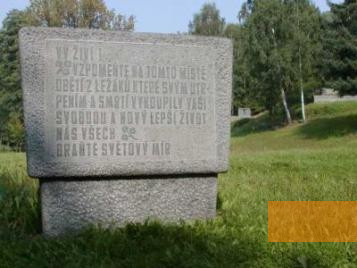 Bild:Ležáky, 2002, Gedenkstein, Stiftung Denkmal