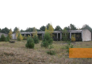 Bild:Fürstenberg, 2010, Blick auf das ehemalige Lagergelände mit militärischer Überbauung, MGR/SBG