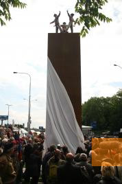 Bild:Prag, 2009, Die Enthüllung des Denkmals am 27. Mai, Úřad městské části Praha 8