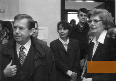 Bild:Brünn, 1990er Jahre, Staatspräsident Václav Havel bei einem Besuch im Museum, Archiv Muzea romské kultury