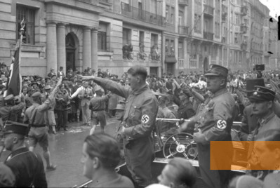 Bild:München, 3. Juli 1932, Aufmarsch von SA und SS beim Gautag München-Oberbayern, Stadtarchiv München W-Rep-0055