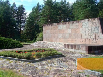 Bild:Pirčiupiai, 2014, Gedenkmauer mit den Namen der Opfer des Massakers, VietovesLt