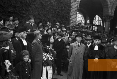 Bild:Berlin-Weißensee, Oktober 1945, Gedenkfeier für die jüdischen Opfer des Faschismus, SLUB/Deutsche Fotothek, Abraham Pisarek