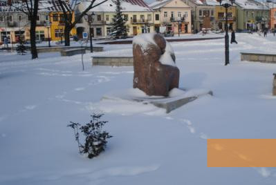 Bild:Międzyrzec Podlaski, 2009, Skulptur »Gebet« und der Marktplatz im Winter, Naphtali Brezniak