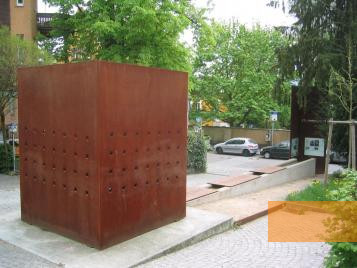 Bild:Tübingen, 2004, Großansicht des Denkmals Synagogenplatz, Stadtarchiv Tübingen, Udo Rauch