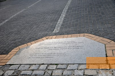 Bild:Flatow, 2012, Inschrift auf dem Boden in Erinnerung an die ehemalige Synagoge, Muzeum Ziemi Złotowskiej w Złotowie