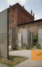 Bild:Carpi, o.D., Stelen mit den Namen deutscher Konzentrationslager vor dem Museum, Fondazione Fossoli