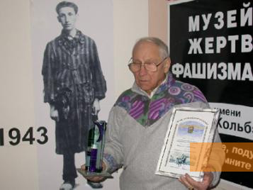 Bild:Petrosawodsk, 2005, wadim Misko mit der Auszeichnug, die das Museum 2004 erhielt, Maxim Efimow