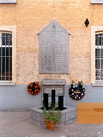 Bild:Mechelen, 2003, Gedenktafel beim Eingangstor des Kasernengebäudes, Joods Museum van Deportatie en Verzet