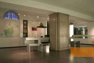 Bild:Augsburg, 2006, Dauerausstellung, Blick in die Abteilung »Landjudentum«, Innenarchitekturbüro Kolb